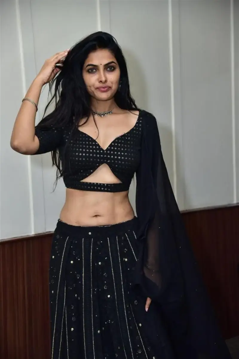 TELUGU ACTRESS DIVI VADTHYA IN BLACK LEHENGA CHOLI 6